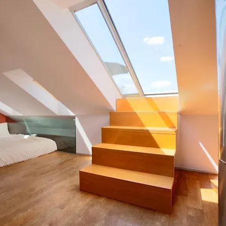 Luxe Loft, Castle Views & Rooftop Terrace
