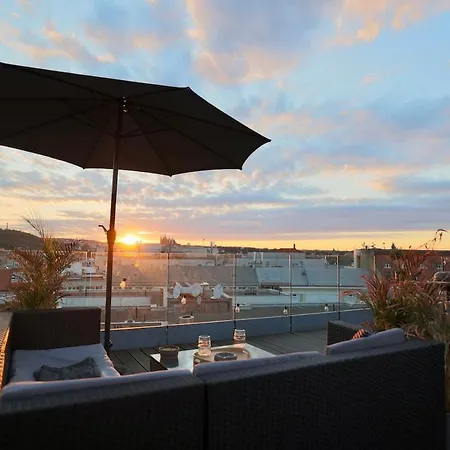 Luxury Penthouse With Heated Floors, Castle Views & Rooftop Terrace Praga