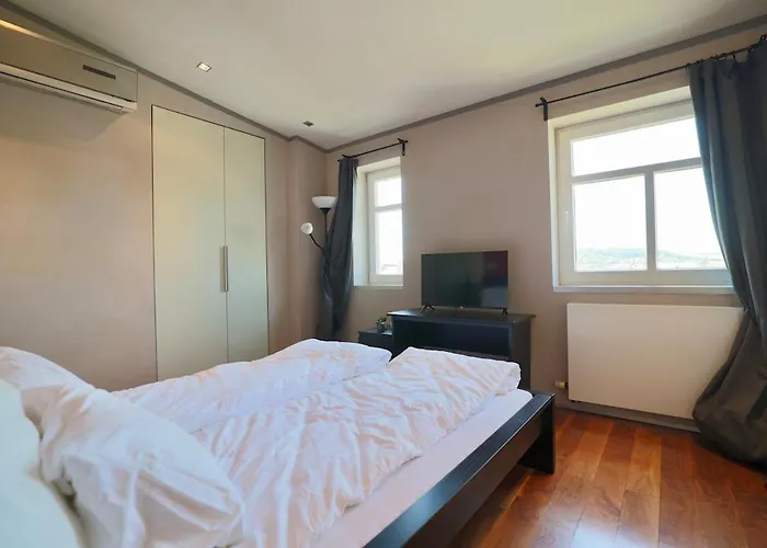 Luxury Penthouse With Heated Floors, Castle Views & Rooftop Terrace *