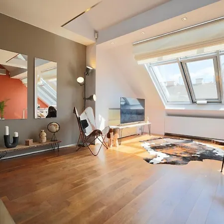 Luxury Penthouse With Heated Floors, Castle Views & Rooftop Terrace *