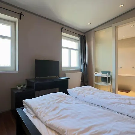 Luxury Penthouse With Heated Floors, Castle Views & Rooftop Terrace Апартаменты *