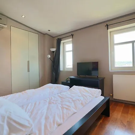 Luxury Penthouse With Heated Floors, Castle Views & Rooftop Terrace *