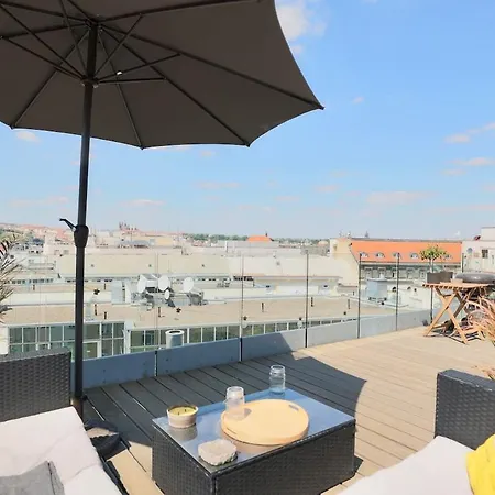 Luxury Penthouse With Heated Floors, Castle Views & Rooftop Terrace *